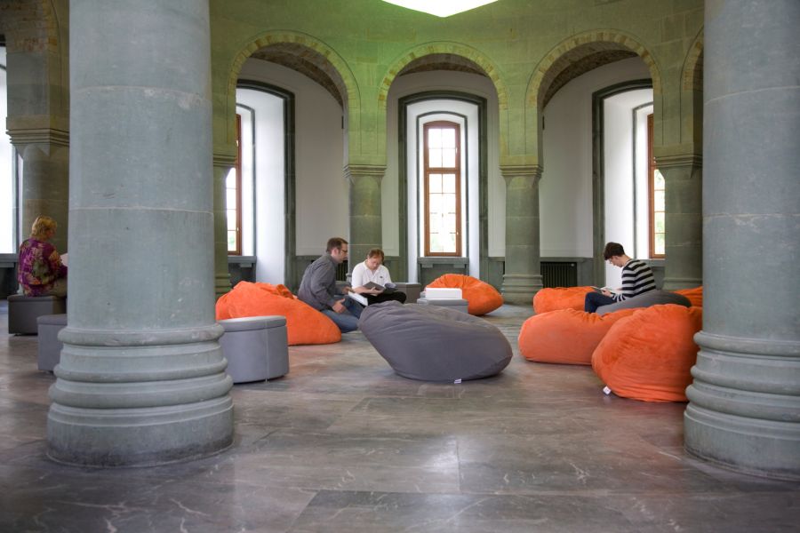 Der ehemalige „Obergruppenführersaal“ im Nordturm der Wewelsburg. Die orangefarbenen Sitzkissen dienen dazu, dem Ort alles „Mystische“ zu nehmen (Foto: Matthias Groppe für das Kreismuseum Wewelsburg)